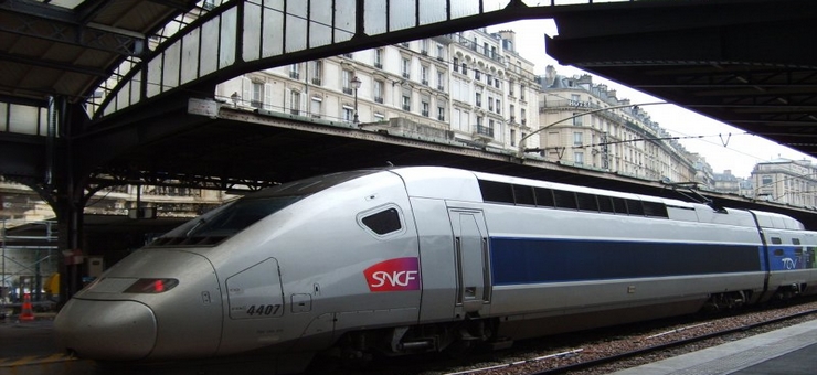 Einfahrt eines TGVs am Gare de l’Est
